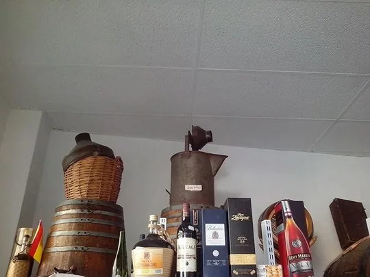 Barricas de madera en el interior de Bodega Garcés.