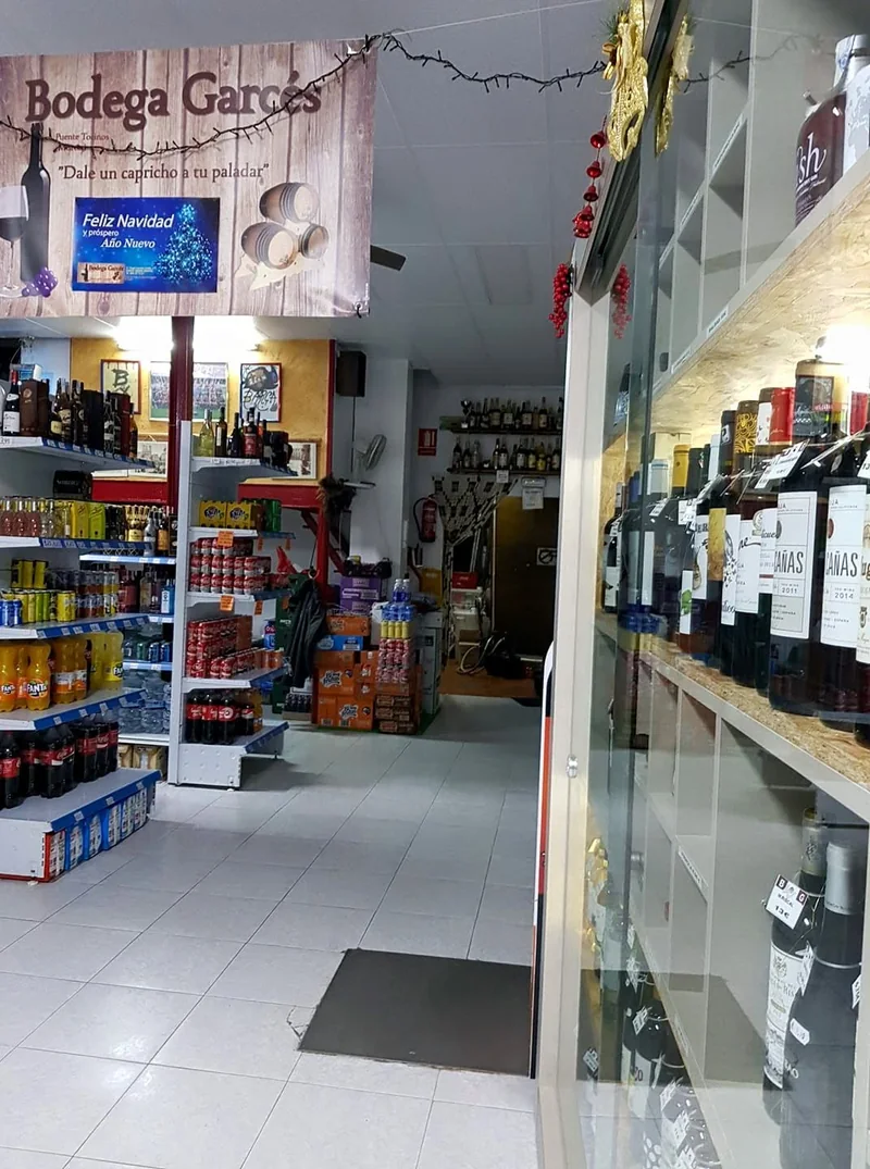 Pasillo de Bodega Garcés con estanterías de bebidas a ambos lados.
